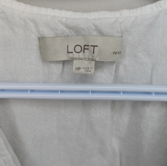 LOFT Petites MP White Sleeveless Blouse Blue Embroidery Ruffled Detail Women - Picture 4 of 11